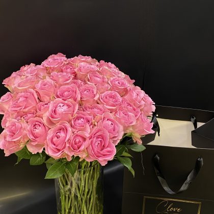 Özel Tasarım Cam Vazoda 50 Pembe Ekvator Gülleri (Premium) Sevgiline Özel Hediye