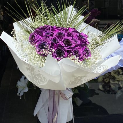 21 Adet Kırmızı-Siyah Renkli Ekvator Gülleri Buketi (Clove Flowers Tarzı)