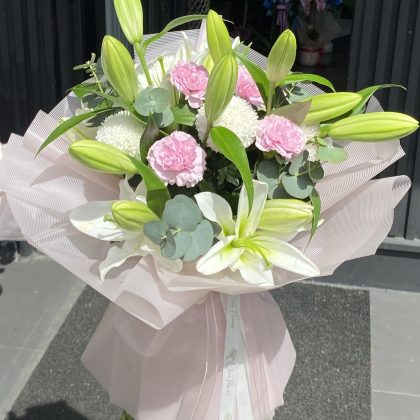 Anastasya Lilyum ve Pembe Karanfiller Buketi (Kore Tarzı)