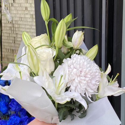 Kore Stili Zarif Çiçek Buketi