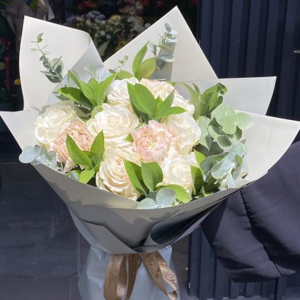 Beyaz Ekvator Gülleri ve Karanfiller (Kore Tarzı)