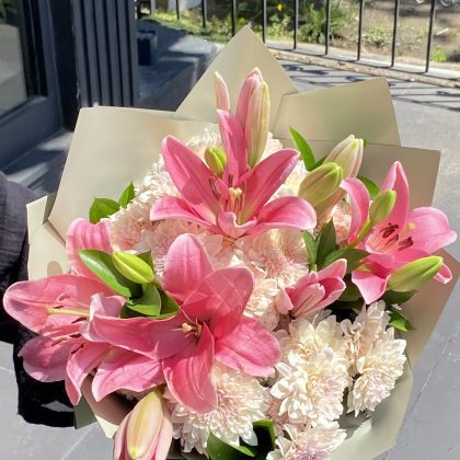 Hollanda Kasımpatı, Pembe Lilyumlar ve Clove Flowers Dokunuşu