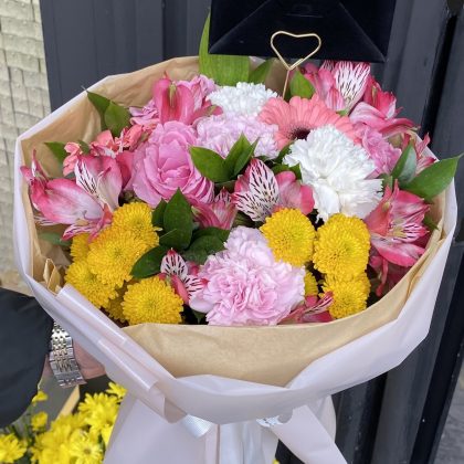 Hollanda Krizantem, Güller ve Karanfiller Elegance Buketi (Rus Tarzı)