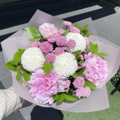 Hollanda Pembe Şakayıklar, Krizantemler, Anastasyalar ve Clove Flowers Tasarımı