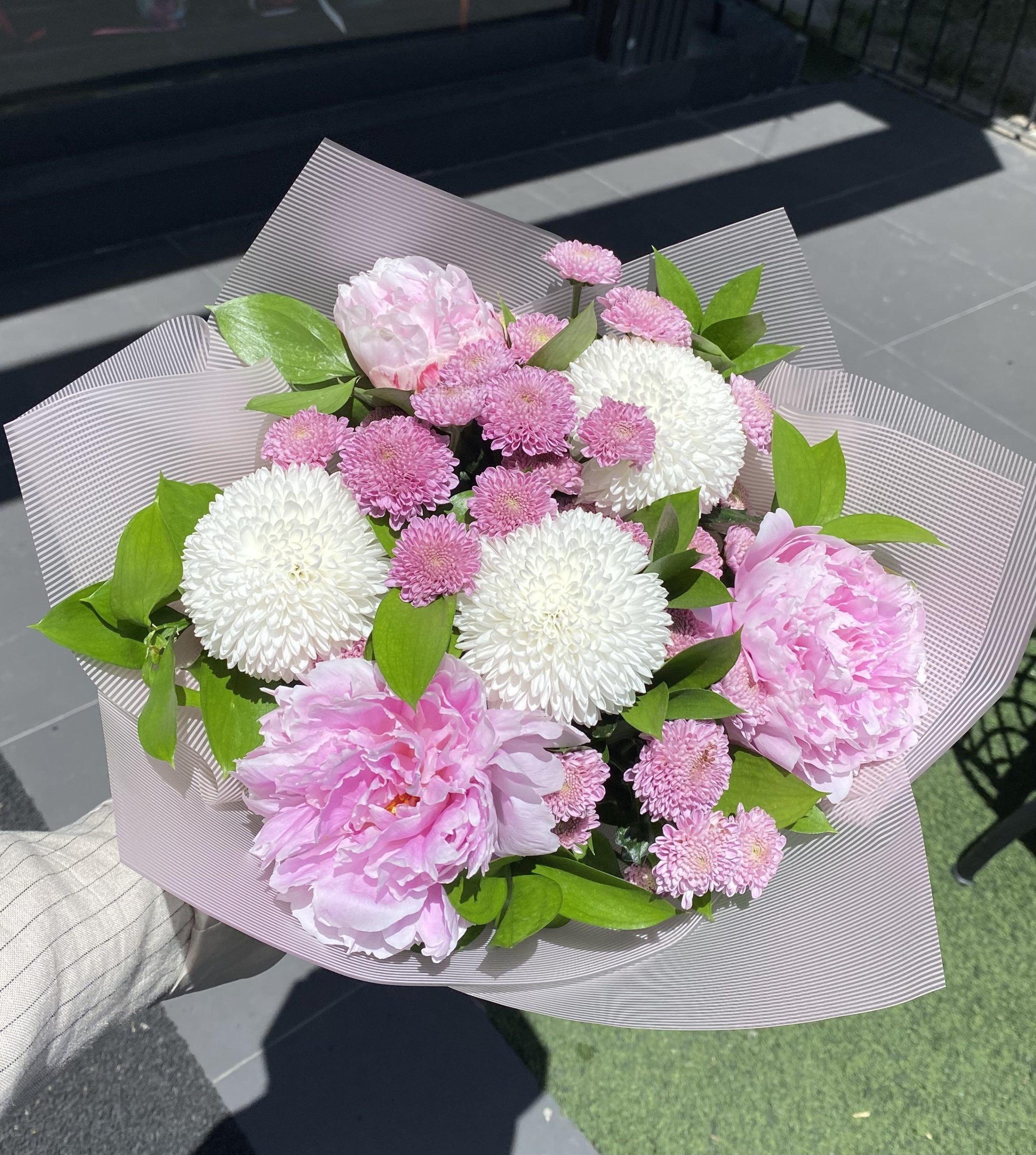 Hollanda Pembe Şakayıklar, Krizantemler, Anastasyalar ve Clove Flowers Tasarımı