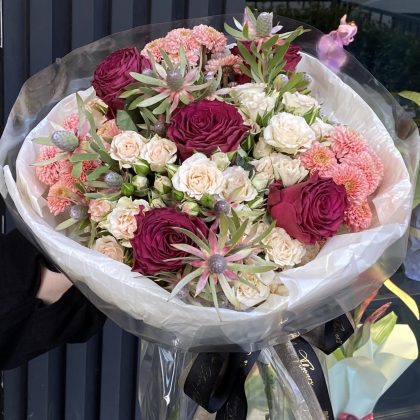 Kırmızı Hollanda Gülleri, Çardak Güller ve Turuncu Krizantemler Buketi (Rus Tarzı)