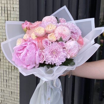 Pembe Şakayık, Anastasya ve Premium Güller Buketi (Clove Flowers Tarzı)