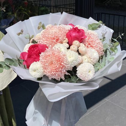 Şakayıklar, Vip Anastasyalar ve Krizantemler Buketi-Jumbo (Clove Flowers Tarzı)