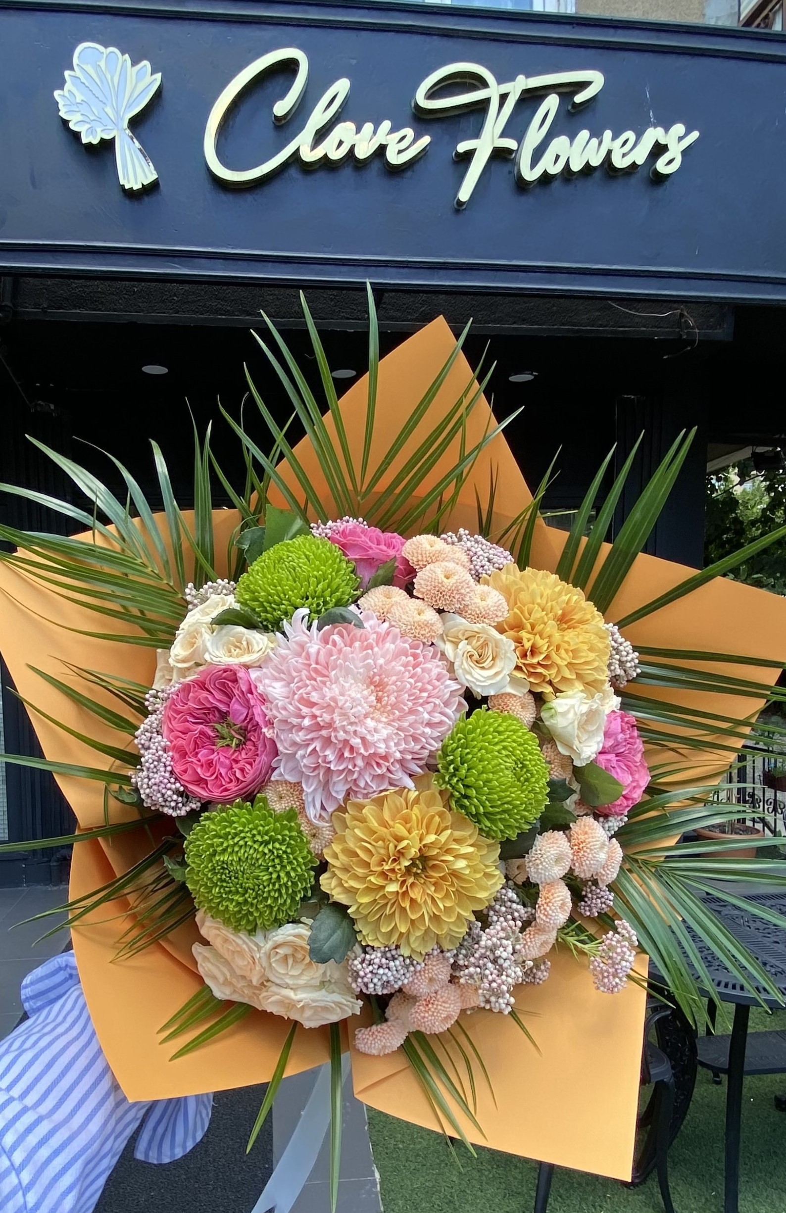 Vip Anastasyalar, Katmerli Güller, Çardak Güller ve Krizantemler Buketi(Clove Flowers Tarzı)