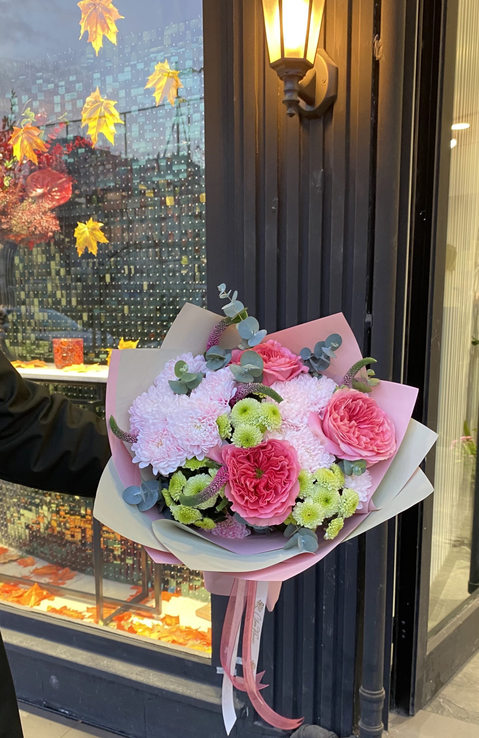 Anastasya, Krizantem ve Ekvator Gülleri Buketi Sevgililer Günü Hediyesi