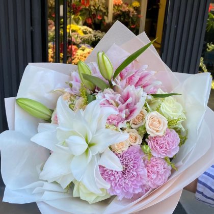 A Kalite Hollanda Üretimi Katmerli Lilyum, Çardak Güller ve Anastasyalar Buketi