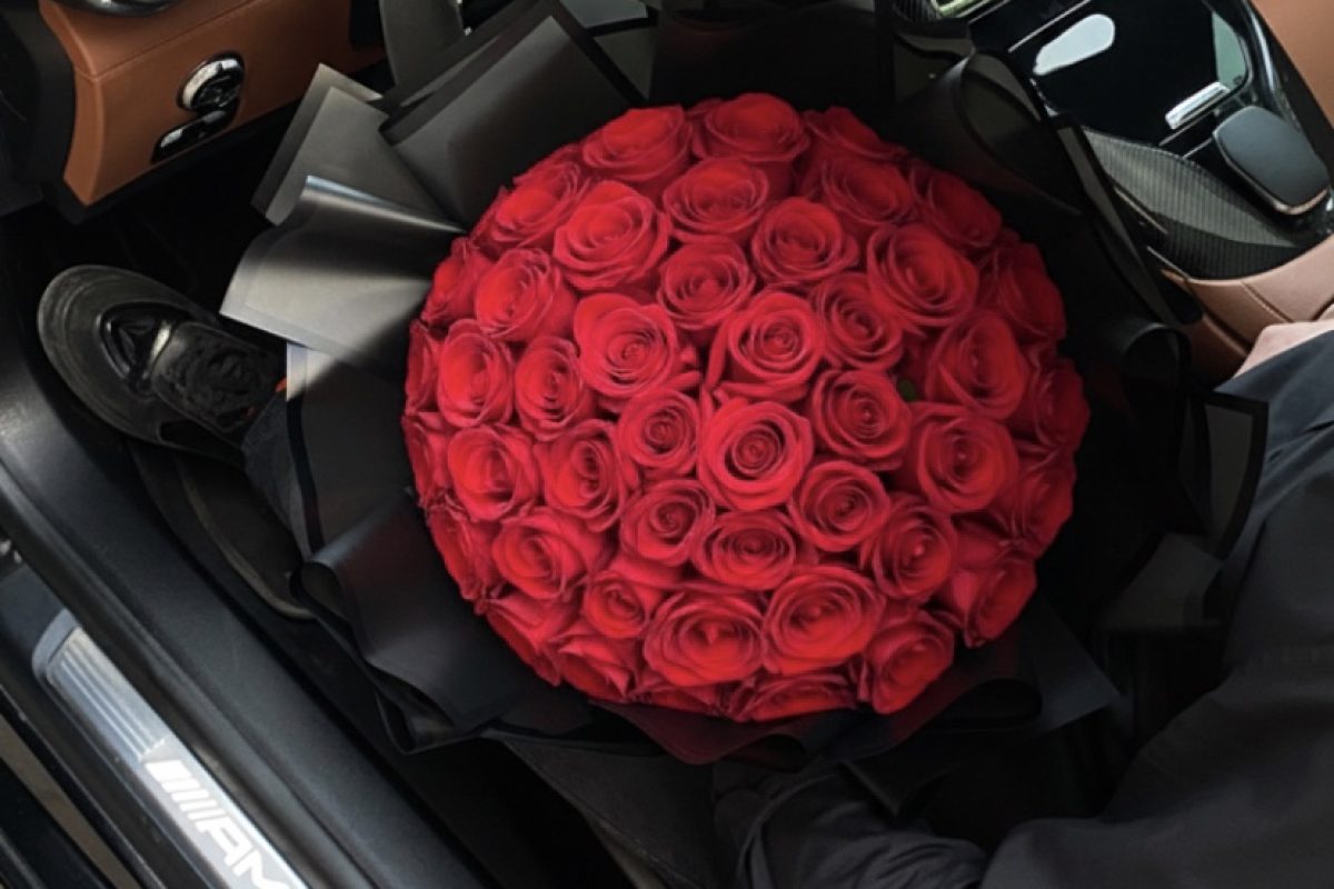 lüks araçta kırmızı güller